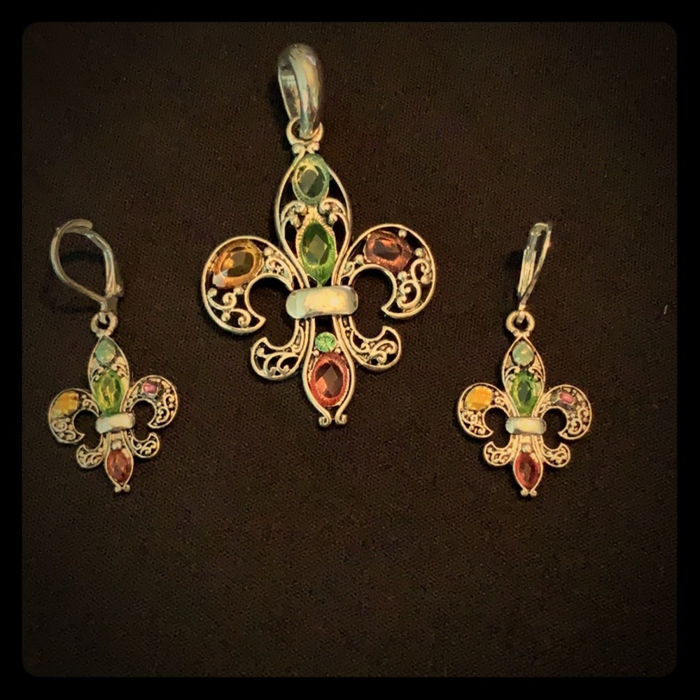 Flour De Lis earring and necklace set. (Like New)